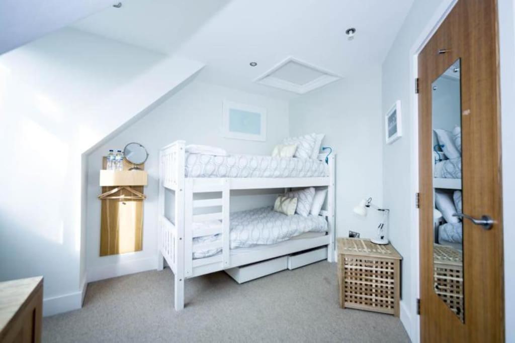 Edge14- Spacious, Stylish And Near The Beach! New Quay Екстериор снимка