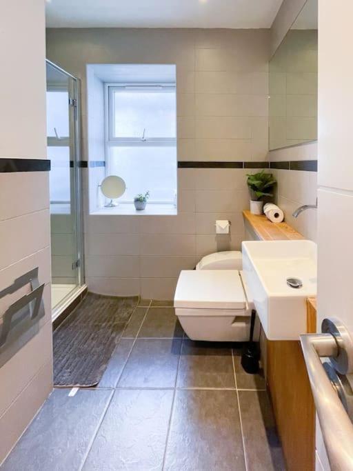 Edge14- Spacious, Stylish And Near The Beach! New Quay Екстериор снимка