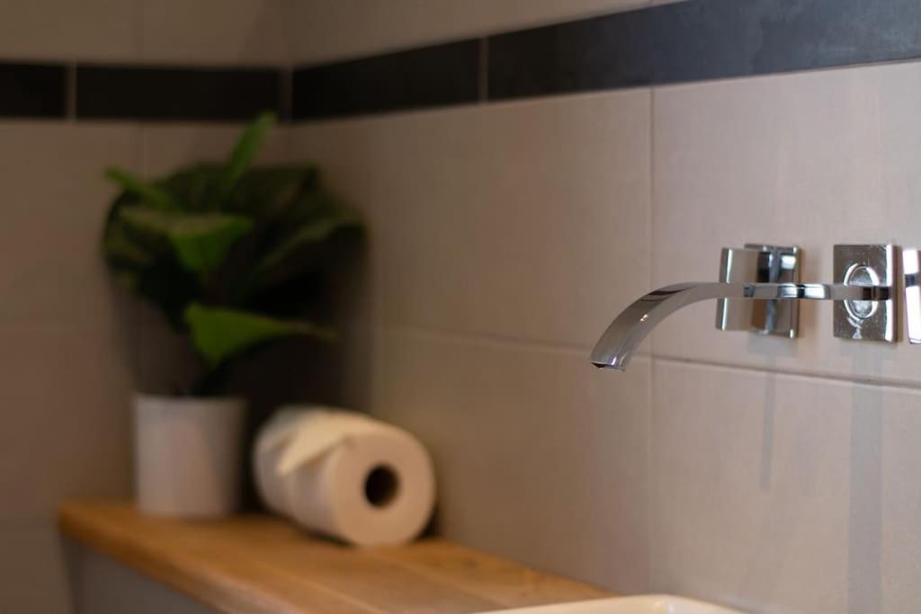 Edge14- Spacious, Stylish And Near The Beach! New Quay Екстериор снимка