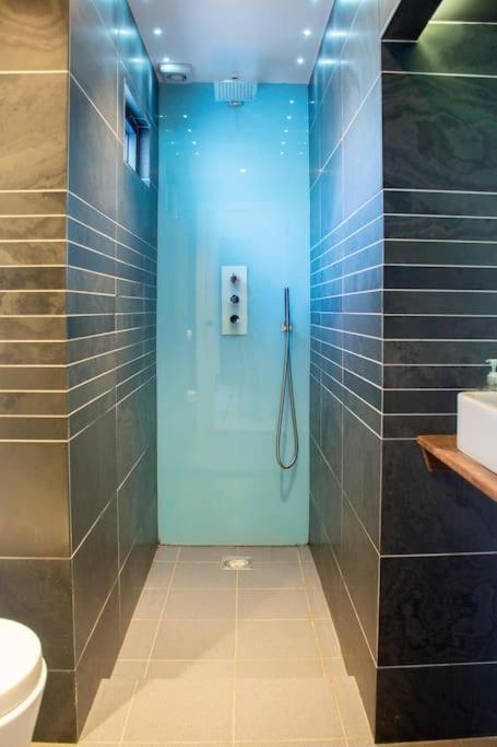 Edge14- Spacious, Stylish And Near The Beach! New Quay Екстериор снимка
