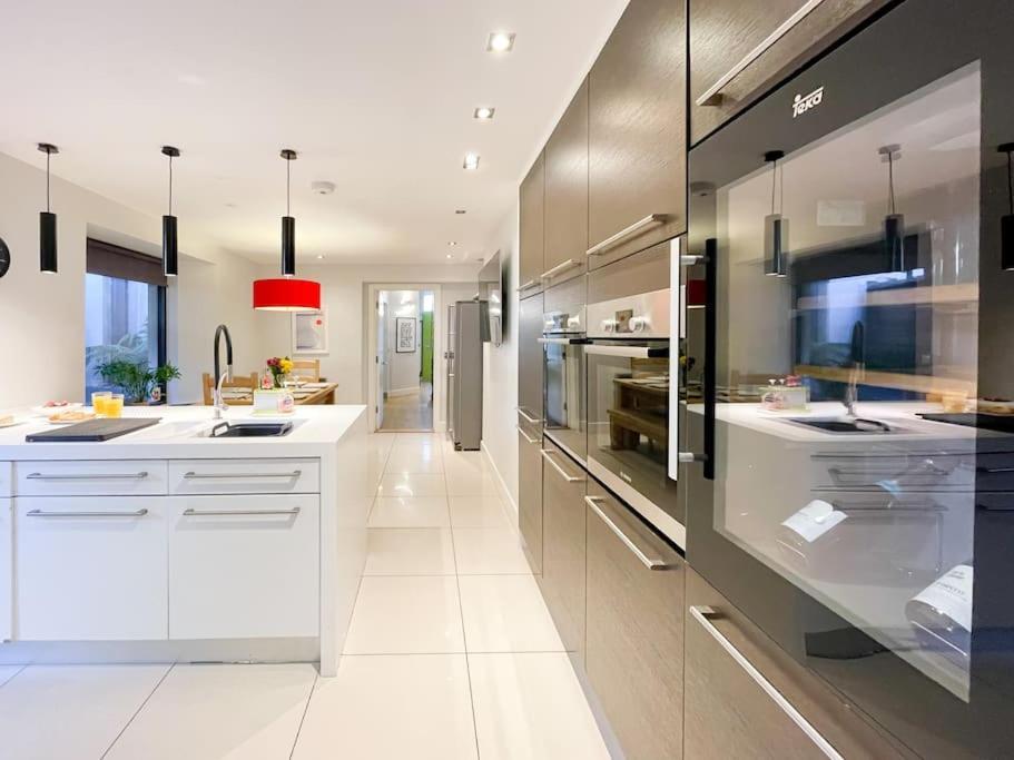 Edge14- Spacious, Stylish And Near The Beach! New Quay Екстериор снимка