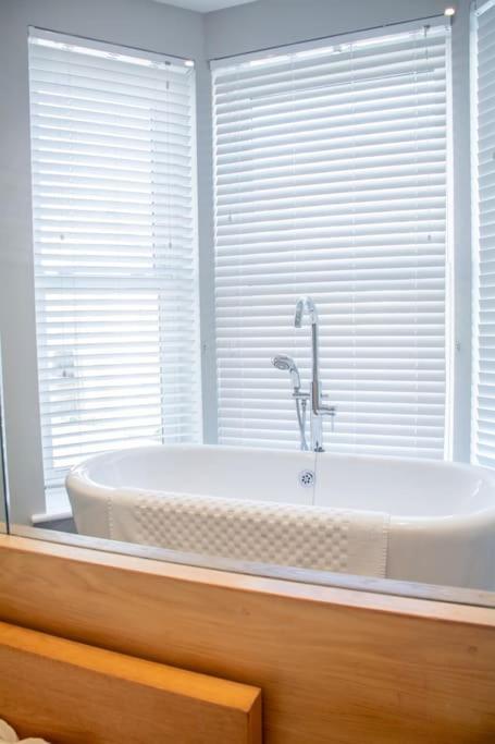 Edge14- Spacious, Stylish And Near The Beach! New Quay Екстериор снимка