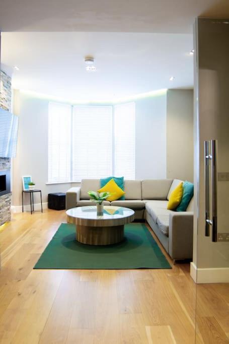 Edge14- Spacious, Stylish And Near The Beach! New Quay Екстериор снимка