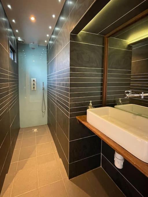 Edge14- Spacious, Stylish And Near The Beach! New Quay Екстериор снимка