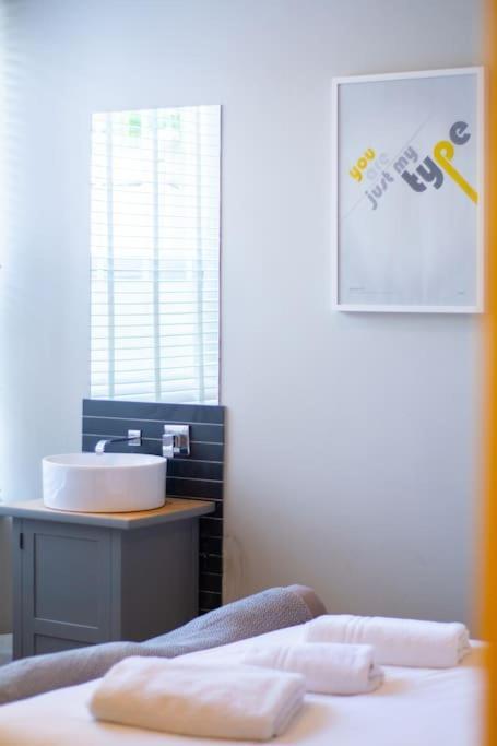 Edge14- Spacious, Stylish And Near The Beach! New Quay Екстериор снимка