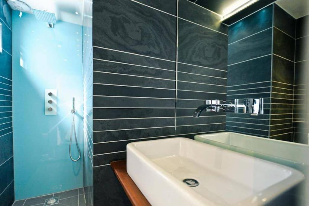 Edge14- Spacious, Stylish And Near The Beach! New Quay Екстериор снимка
