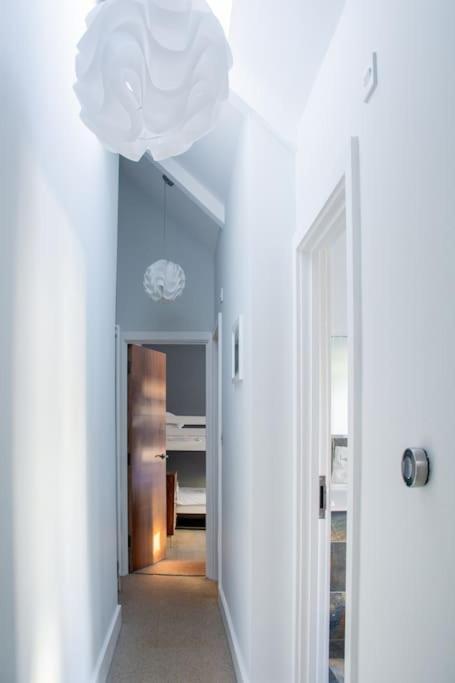 Edge14- Spacious, Stylish And Near The Beach! New Quay Екстериор снимка